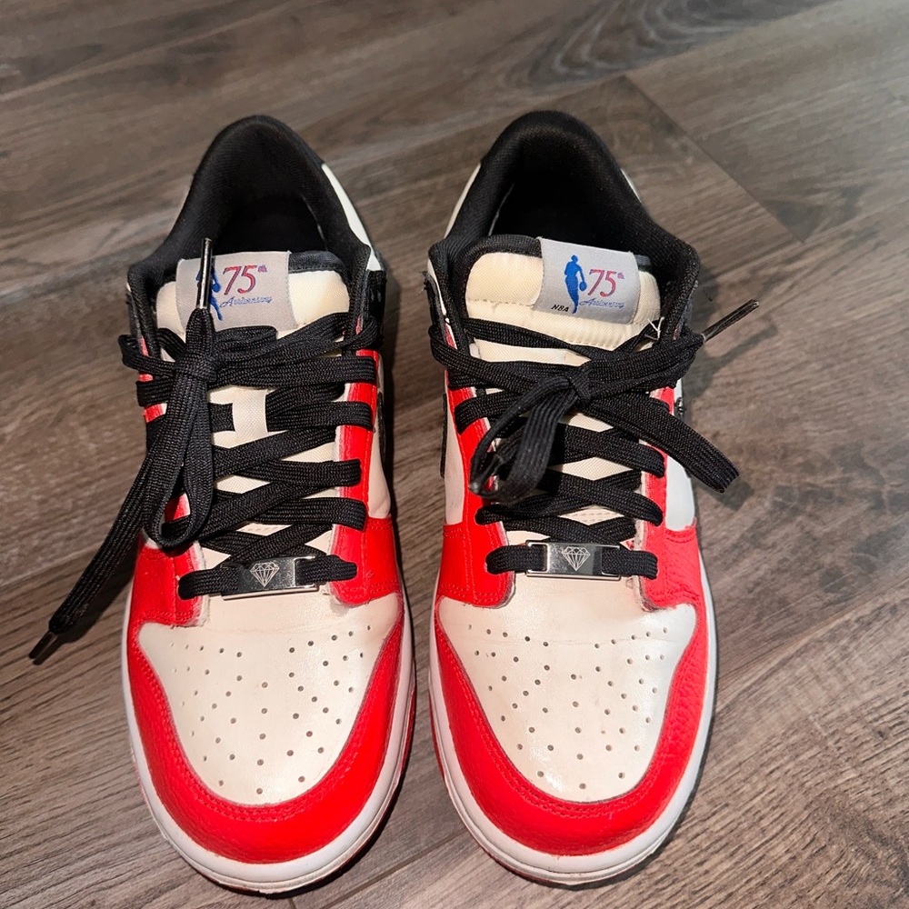 NIKE DUNK LOW EMB NBA 75TH ANNIVERSARY CHICAGO GS